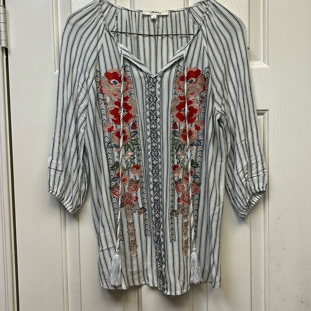 ANDREE BY UNIT Embroidered Blouse